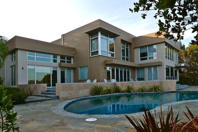 Diseño de fachada de casa marrón contemporánea grande de dos plantas con revestimientos combinados y tejado plano