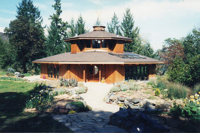 Diseño de fachada de casa marrón de estilo americano de tamaño medio de tres plantas con revestimiento de madera y tejado de teja de madera