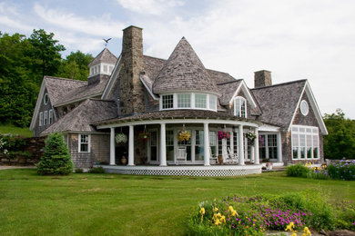 Dreistöckiges Maritimes Haus mit brauner Fassadenfarbe, Satteldach und Schindeldach in Burlington