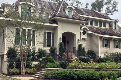 チャールストンにある高級なトラディショナルスタイルのおしゃれな家の外観の写真