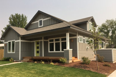 Zweistöckiges Landhaus Haus mit Faserzement-Fassade und grauer Fassadenfarbe in Boise