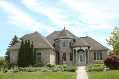 Diseño de fachada de casa multicolor de estilo americano grande de dos plantas con tejado de teja de madera, revestimiento de madera y tejado a cuatro aguas