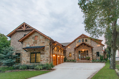 Großes, Zweistöckiges Uriges Einfamilienhaus mit Steinfassade, beiger Fassadenfarbe, Satteldach und Schindeldach in Houston