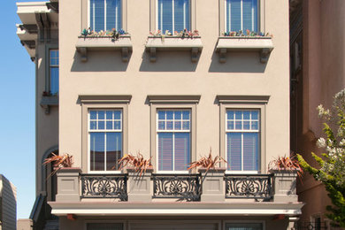 サンフランシスコにある中くらいなトラディショナルスタイルのおしゃれな家の外観 (アパート・マンション) の写真