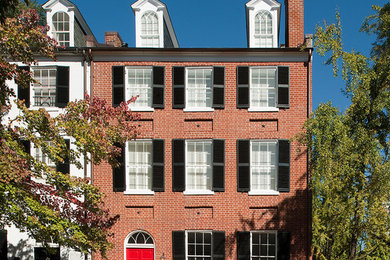 Esempio della villa grande rossa moderna a tre piani con rivestimento in mattoni