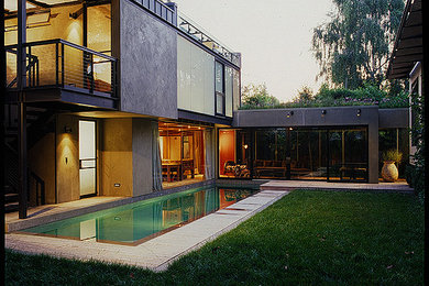 Foto de fachada de casa beige contemporánea de tamaño medio de dos plantas con revestimiento de estuco, tejado plano y tejado de metal