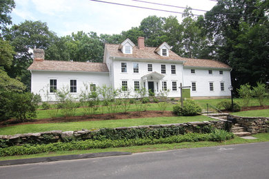 Foto de fachada de casa blanca clásica de dos plantas con tejado a dos aguas y tejado de teja de madera