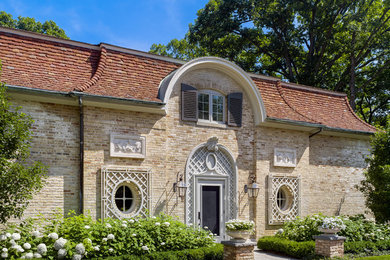 Imagen de fachada clásica con revestimiento de ladrillo y tejado a doble faldón