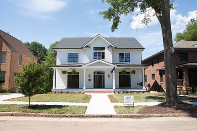 Imagen de fachada de casa blanca grande de tres plantas