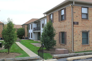 This is an example of a modern two floor house exterior in Chicago with vinyl cladding.