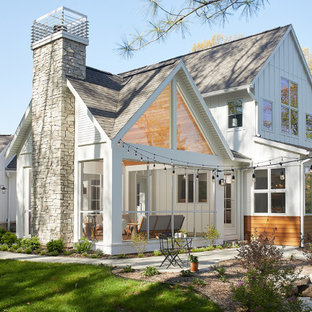 Großes, Dreistöckiges, Mehrfarbiges Retro Einfamilienhaus mit Faserzement-Fassade, Satteldach und Schindeldach in Grand Rapids