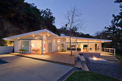 Mid-sized mid-century modern white one-story exterior home photo in Los Angeles