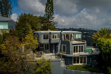 ロサンゼルスにあるミッドセンチュリースタイルのおしゃれな家の外観の写真