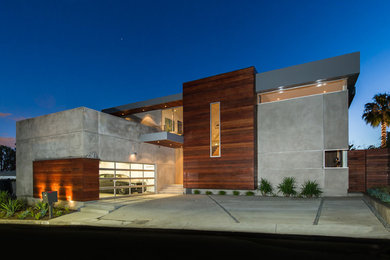 Ejemplo de fachada gris minimalista grande de dos plantas con revestimientos combinados y tejado plano