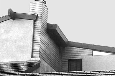 Imagen de fachada de casa blanca asiática de tamaño medio de dos plantas con revestimiento de madera, tejado a dos aguas y tejado de teja de madera