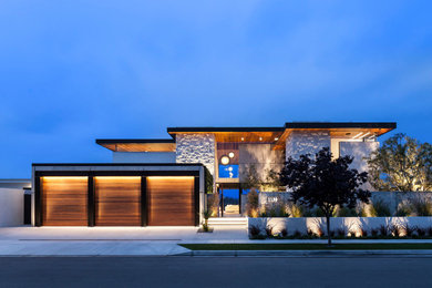 Свежая идея для дизайна: дом в современном стиле - отличное фото интерьера