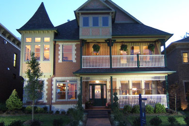 インディアナポリスにあるトラディショナルスタイルのおしゃれな家の外観の写真