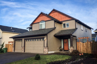Imagen de fachada de casa beige de estilo americano de tamaño medio de dos plantas con revestimiento de madera, tejado a dos aguas y tejado de teja de madera