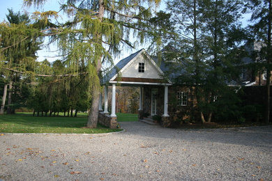 Exemple d'une façade de maison blanche chic en pierre de taille moyenne et à un étage avec un toit à deux pans.