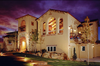 Imagen de fachada beige de estilo americano de dos plantas con revestimientos combinados