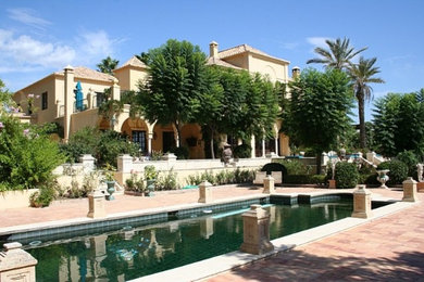 マラガにある地中海スタイルのおしゃれな家の外観の写真