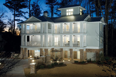 Пример оригинального дизайна: большой, трехэтажный, серый дом в стиле кантри с комбинированной облицовкой