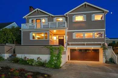 シアトルにある高級なトラディショナルスタイルのおしゃれな大きな家の写真