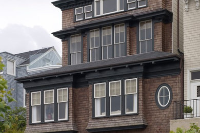 Idée de décoration pour une façade de maison de ville marron craftsman en bois avec un toit en shingle.