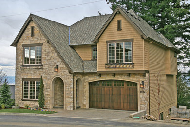 Foto della facciata di una casa grande marrone classica a due piani