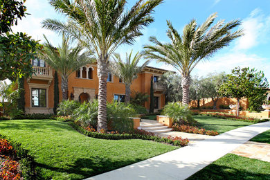 オレンジカウンティにある地中海スタイルのおしゃれな家の外観の写真