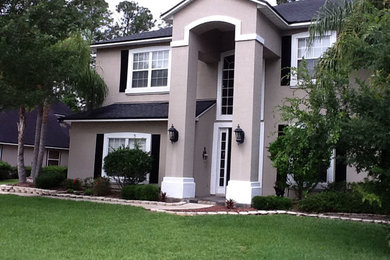 Example of a mid-sized classic one-story stucco exterior home design in Jacksonville