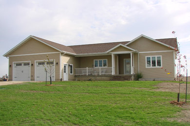 Example of a classic exterior home design in Cedar Rapids