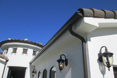 Large traditional white one-story stucco gable roof idea in Los Angeles
