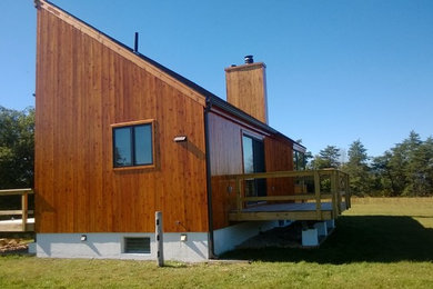 Imagen de fachada de casa marrón minimalista pequeña de una planta con revestimiento de madera