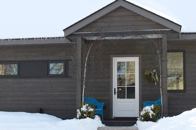 Imagen de fachada de casa gris contemporánea de tamaño medio de dos plantas con revestimiento de madera, tejado a dos aguas y tejado de teja de madera