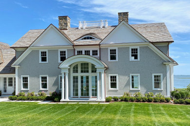 Diseño de fachada de casa gris costera con revestimiento de madera