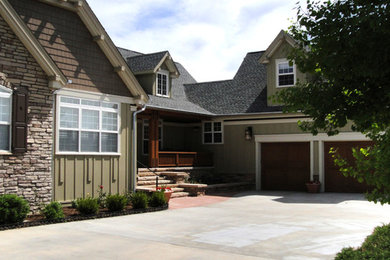 Ispirazione per la facciata di una casa verde american style a due piani di medie dimensioni con rivestimenti misti e tetto a capanna