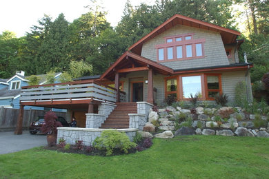 Ejemplo de fachada de casa verde de estilo americano grande de dos plantas con tejado a dos aguas y revestimientos combinados