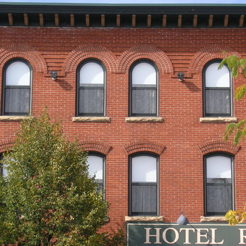 Hotel Ruby Marie - Historic Red Brick Building Contemporary Black Windows