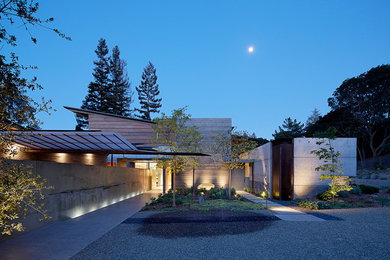 На фото: большой, двухэтажный, разноцветный дом в современном стиле с облицовкой из бетона и плоской крышей