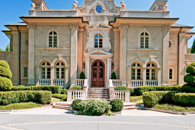 Foto de fachada de casa beige tradicional de dos plantas