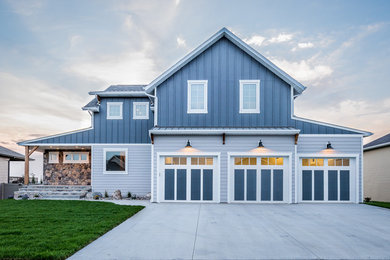 Diseño de fachada gris de estilo de casa de campo grande de dos plantas con revestimiento de aglomerado de cemento