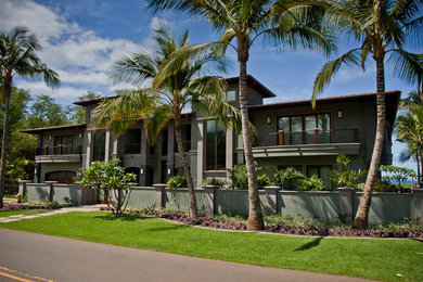 Diseño de fachada de casa verde exótica grande de dos plantas con revestimiento de estuco
