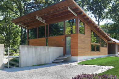 Immagine della casa con tetto a falda unica marrone contemporaneo a un piano di medie dimensioni con rivestimento in legno