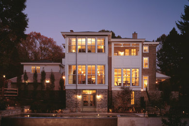 Diseño de fachada de casa multicolor clásica renovada extra grande de tres plantas con tejado a cuatro aguas y revestimientos combinados