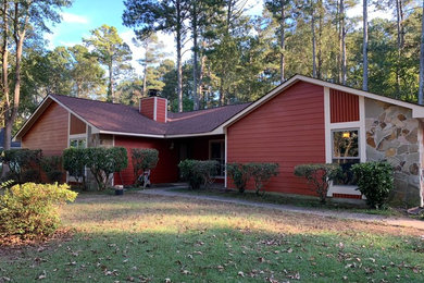 Diseño de fachada de casa roja tradicional de tamaño medio de una planta con revestimiento de aglomerado de cemento