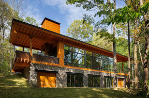 Пример оригинального дизайна: большой, трехэтажный, деревянный, коричневый частный загородный дом в стиле модернизм с односкатной крышей и металлической крышей