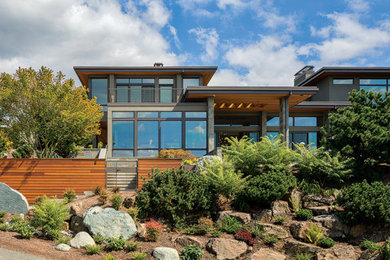 Dreistöckiges Modernes Einfamilienhaus mit Flachdach in Seattle