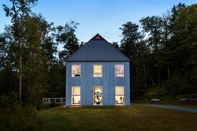 Ispirazione per la facciata di una casa contemporanea a due piani con rivestimento in legno e tetto a padiglione