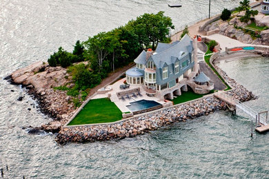 ニューヨークにあるラグジュアリーな巨大なビーチスタイルのおしゃれな家の外観の写真